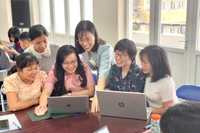 ThS. Cao Hồng Huệ tập huấn giáo viên phát triển năng lực số cho học sinh. 