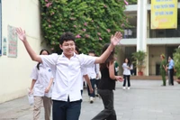 Thí sinh Hà Nội kết thúc bài thi Ngữ văn. Ảnh: Vân Anh.