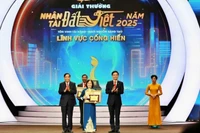 NGND Nguyễn Thị Hiền nhận Giải thưởng Cống hiến.