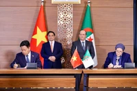 Thứ trưởng Lê Quân và Tổng Thư ký Bộ Giáo dục quốc gia Algeria tại lễ ký kết
