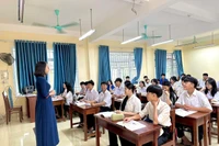 Cô Phạm Nguyễn Trang Ngân - giáo viên Trường THPT A Lưới (TP Huế) và học trò trong giờ học.