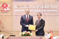 Bộ trưởng Nguyễn Kim Sơn trao Kỷ niệm chương “Vì sự nghiệp Giáo dục” cho Thứ trưởng Mogilevsky Konstantin Ilyich.