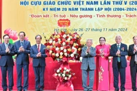 Lãnh đạo Bộ GD&ĐT tặng hoa chúc mừng Hội Cựu giáo chức Việt Nam. Ảnh: Trần Hiệp.