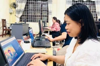 Giáo viên giáo dục thường xuyên bồi dưỡng kỹ năng ứng dụng công nghệ trong dạy học.