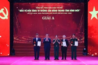 Trưởng ban Tuyên giáo và Dân vận Trung ương Nguyễn Trọng Nghĩa, Chủ nhiệm Tổng cục Chính trị Quân đội nhân dân Việt Nam Trịnh Văn Quyết trao giải A cho tác giả, nhóm tác giả đoạt giải.