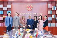 Bộ trưởng Nguyễn Kim Sơn, Đại sứ Carmen Cano de Lasala (giữa) và đại diện hai đơn vị tại buổi tiếp.