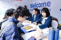 Thí sinh tìm hiểu thông tin trước mùa tuyển sinh.