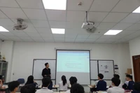 Thầy Nguyễn Văn Toàn và học trò trong giờ Vật lí.