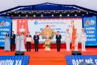 Thứ trưởng Bộ GD&ĐT Lê Quân thừa ủy quyền trao Huân chương Lao động hạng Ba và tặng hoa chúc mừng tập thể Trường Cao đẳng Điện tử - Điện lạnh Hà Nội. 