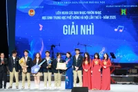 Phó Chủ tịch UBND TP Hà Nội Vũ Thu Hà, Giám đốc Sở GD&ĐT Hà Nội Trần Thế Cương trao giải cho ban nhạc Medley Melody.