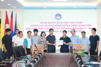 Đoàn công tác trao hỗ trợ tại Đại học Thái Nguyên.