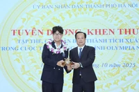 Giám đốc Sở GD&ĐT Hà Nội Trần Thế Cương chúc mừng thành tích của Bảo Khánh.