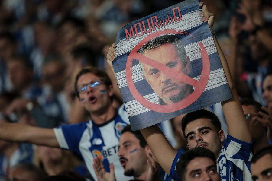 Cổ động viên Porto công kích dữ dội HLV Mourinho, thần tượng cũ của họ, do dẫn dắt đội bóng thù địch Benfica. mournho.jpg