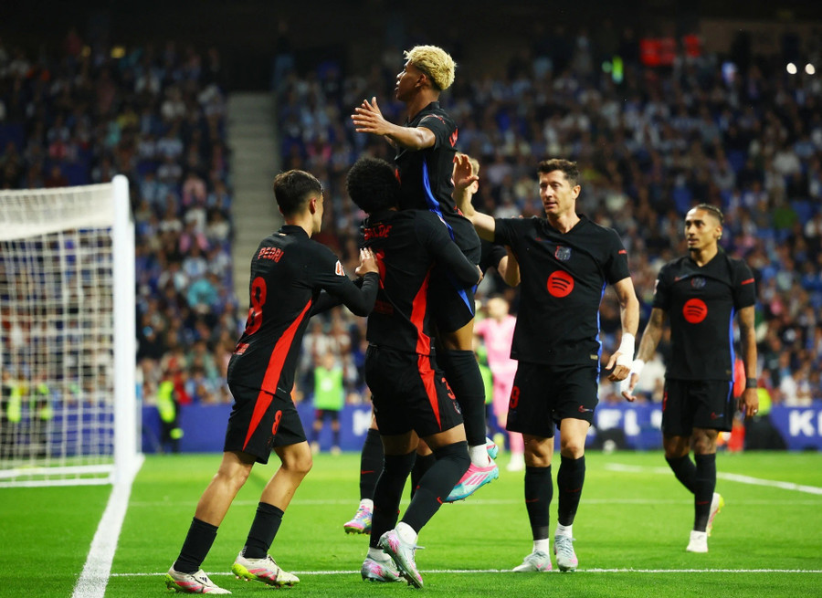 Chiến thắng ở vòng 36 La Liga đồng nghĩa Barcelona vô địch sớm trước 2 vòng đấu. Họ cũng ‘qua mặt’ Real Madrid để hoàn tất cú ăn ba quốc nội (La Liga, Copa del Rey, Siêu cúp Tây Ban Nha). barca-3.jpg
