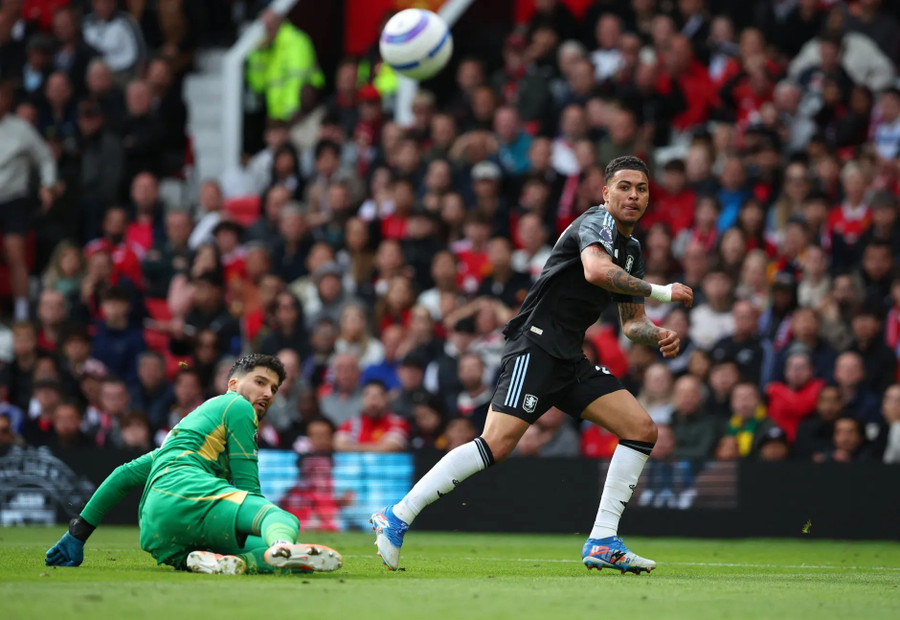 Rogers sút bóng vào lưới trống của Man Utd. trongtai.jpg