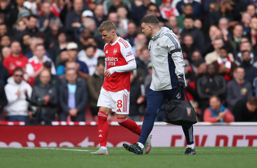 Thủ quân Arsenal bị thay ra trong trận đấu với West Ham hôm 4/10. arsenal-2.jpg
