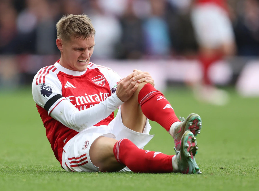 Martin Odegaard sẽ vắng mặt ít nhất 9 trận sắp tới của Arsenal. arsenal-1.jpg