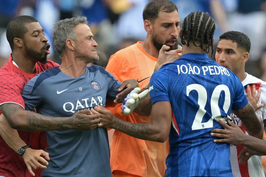 HLV Enrique tát Joao Pedro của Chelsea sau trận chung kết Club World Cup 2025. psg-2.jpg