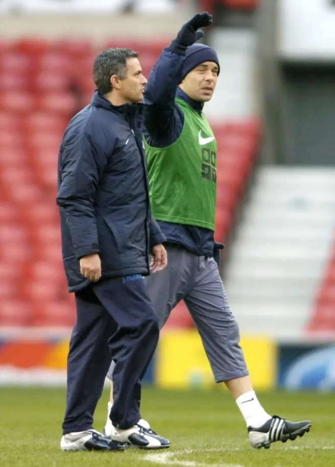 HLV Jose Mourinho (trái) và học tròJorge Costa khi còn làm việc tại Porto. 2.jpg