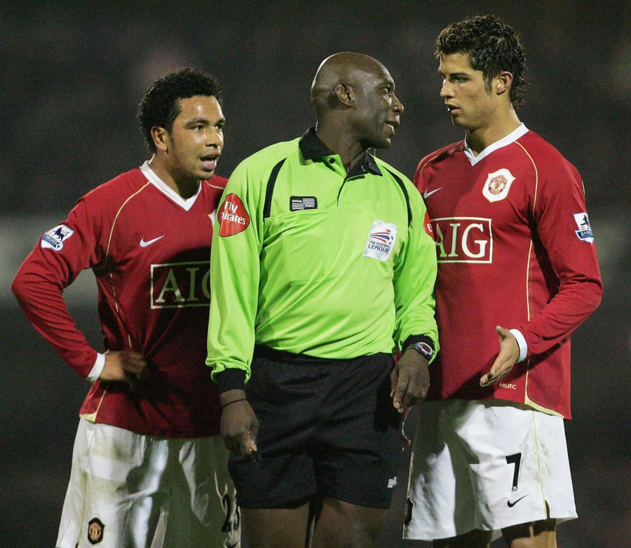 Trọng tài Uriah Rennie cầm còi trận đấu của Cristiano Ronaldo cùng Man Utd vào năm 2006. trongtai.jpg