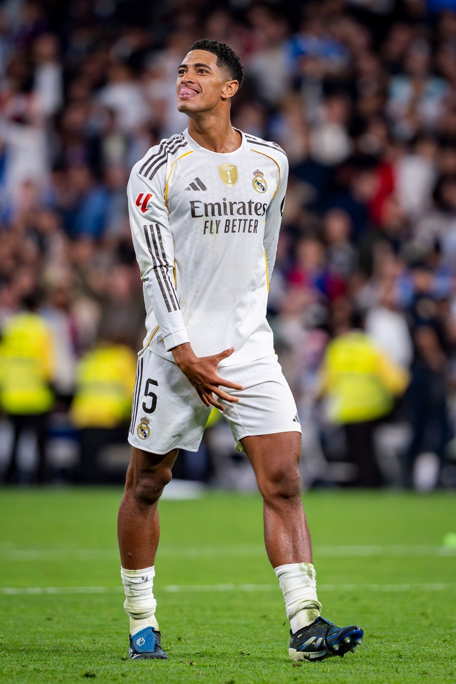 Bellingham ăn mừng phản cảm nhắm vào Barcelona trong trận El Clasico. real-madrid-1.jpg
