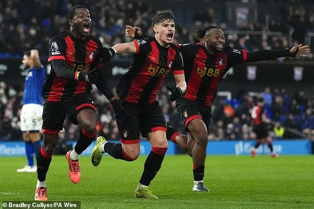 Dango Ouattara (trái) dẫn đầu danh sách các lựa chọn tấn công nhanh nhất của Bournemouth. 11.jpg