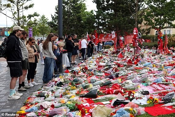 Cổ động viên Liverpool tri ân tiền vệ xấu số Diogo Jota. liverpool.jpg