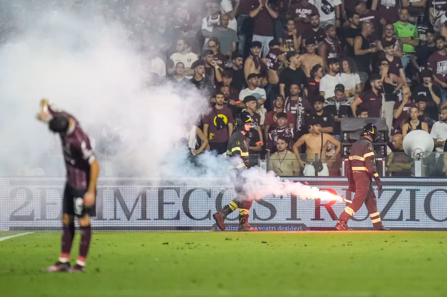 Trận play-off bóng đá Ý hỗn loạn, bị hủy giữa chừng