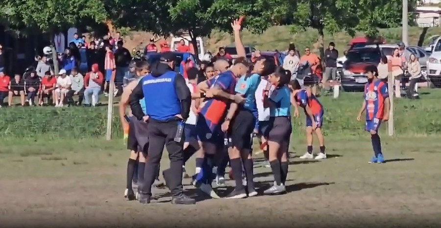 Khoảnh khắc trọng tài Alexis Ferreira bị cầu thủ húc đầu khiến ông gãy hai chiếc răng ở Uruguay. trong-tai-1.jpg