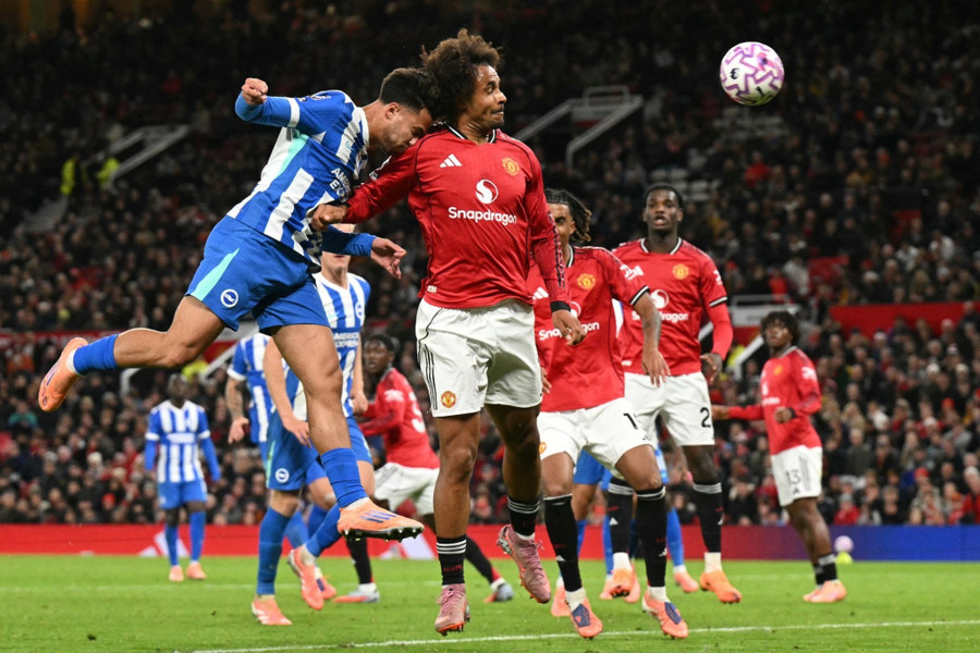 Cựu tuyển thủ Anh kiến tạo cho Babis Kostoulas ghi bàn vào lưới Man Utd. milner2.jpg