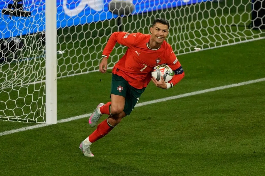 Ronaldo quân bình tỷ số 2-2 cho Bồ Đào Nha ở phút 61 và đây bàn thắng quốc tế thứ 138 của chân sút sinh năm 1985. bo-dao-nha-9.jpg