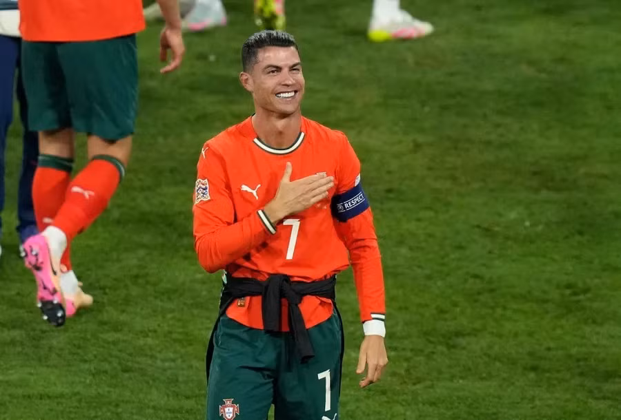 Thủ quân Bồ Đào Nha ăn mừng với niềm tự hào đất nước.