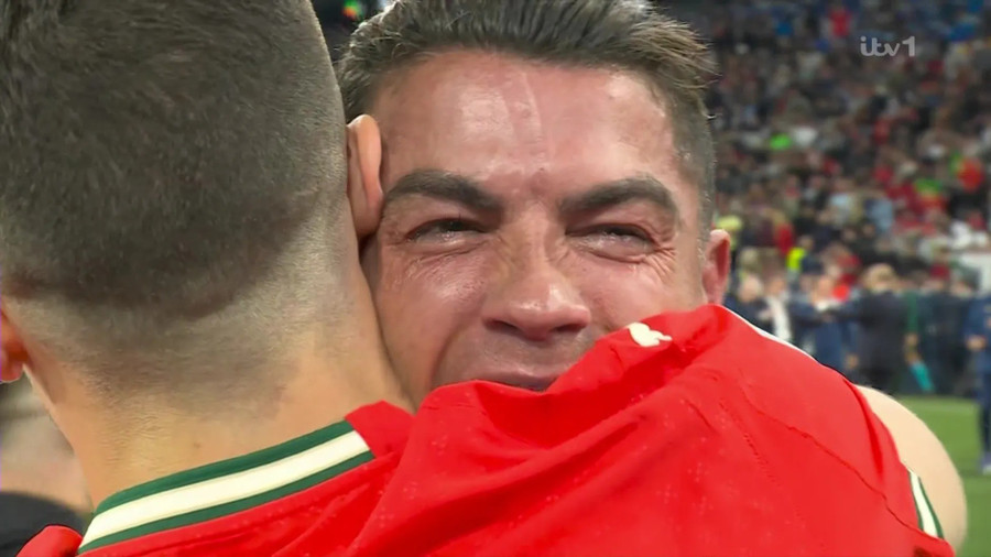 Ronaldo bật khóc khi cùng Bồ Đào Nha nâng cúp. bo-dao-nha-3.jpg