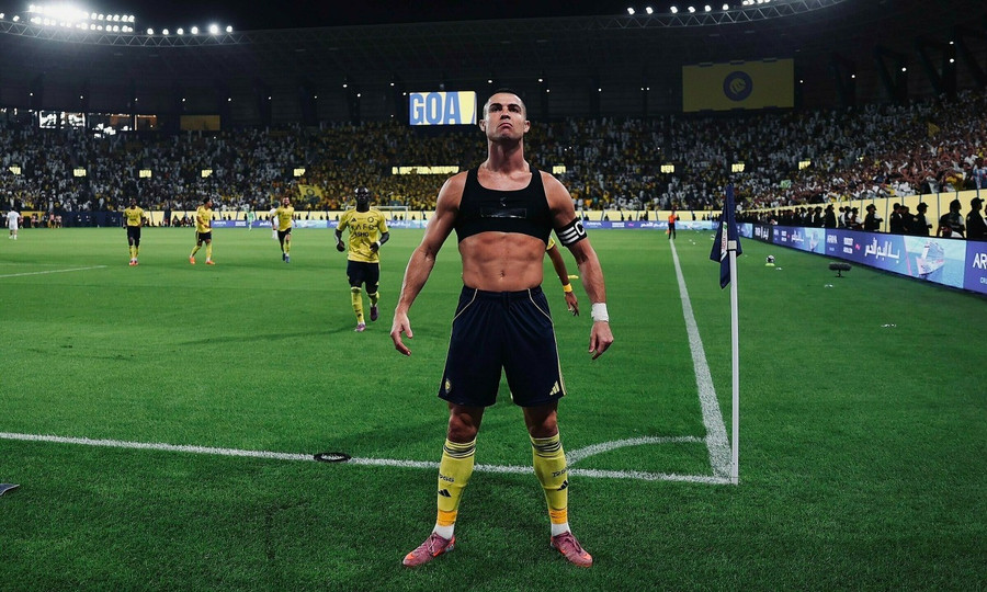 Ronaldo ăn mừng siêu phẩm giúp Al Nassr vùi dập Al Fateh 5-1 hôm 19/10. ronaldo.jpg