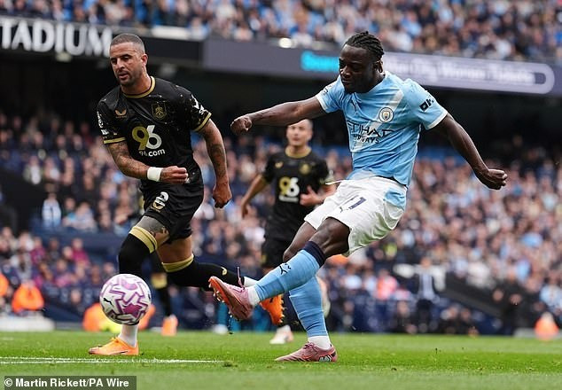 Kyle Walker (áo đen) trở lại Etihad cùng đội bóng mới Burnley nhưng thua Man City với tỷ số 1-5. walker.jpg