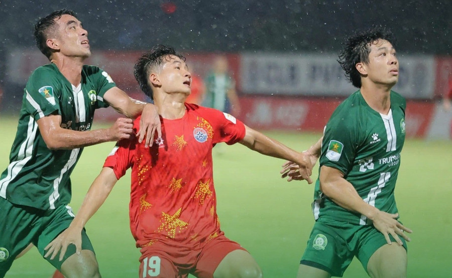 Nguyễn Công Phượng (phải) trong trận Bình Phước hòa PVF-CAND 0-0 ở vòng 19 giải hạng Nhất Quốc gia 2024-2025 tối 17/5. cong-phuong.jpg