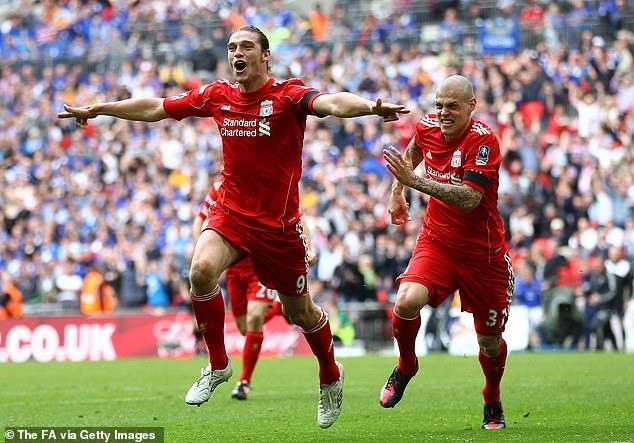 Carroll từng chơi cho Liverpool, West Ham, West Brom, Reading, Newcastle và cả tuyển Anh. anh.jpg