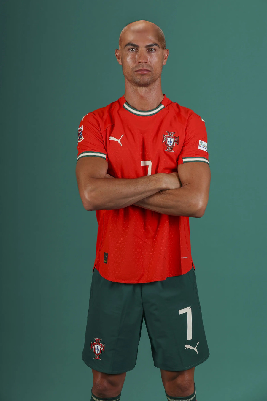 Ronaldo khẳng định anh sẽ là một người hoàn toàn khác nếu để đầu trọc. 2-7381.jpg