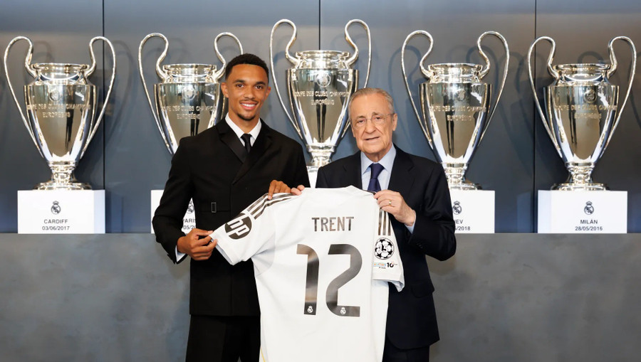 Trent Alexander-Arnold mặc áo số 12 tại Real Madrid. trent-alexander-arnold-poses-pre.jpg