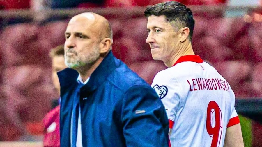 HLV Michal Probierz từ chức chỉ 4 ngày sau khi tước băng đội trưởng của Robert Lewandowski. balan.jpg