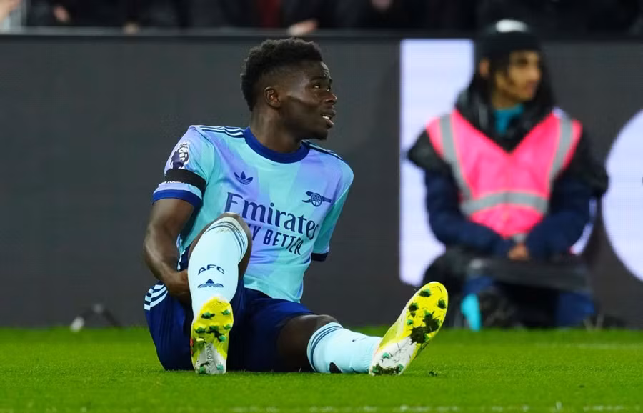 bukayo-saka-arsenal-clutches-rig.jpg