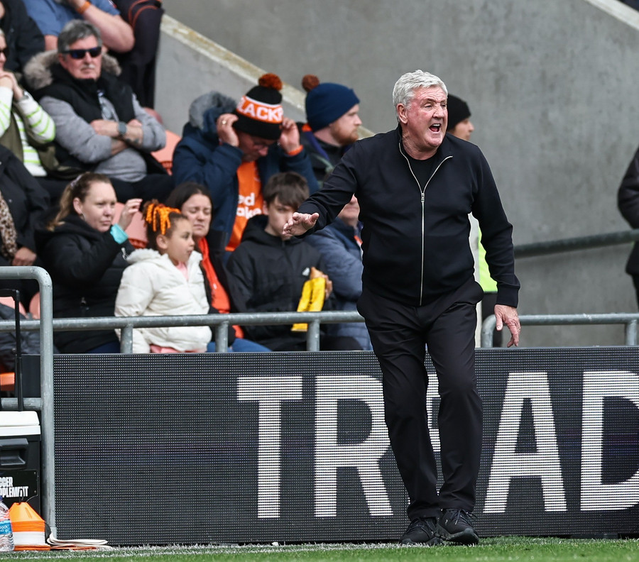 HLV Steve Bruce rời Blackpool khi đội thứ hai từ dưới lên tại giải League One. man-2.jpg