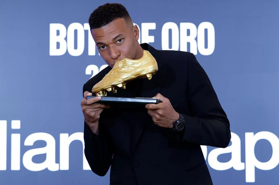 Khoảnh khắc Kylian Mbappe nhận danh hiệu Giày Vàng châu Âu mùa 2024-2025. mbappe.jpg