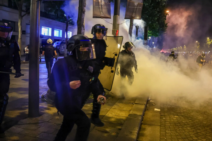 Cảnh sát đụng độ với người hâm mộ PSG đang ăn mừng trên đại lộ Champs-Elysees 1.jpg