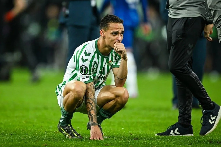 Antony bật khóc sau khi Real Betis thua Chelsea ở chung kết Conference League Jadon. 2.jpg
