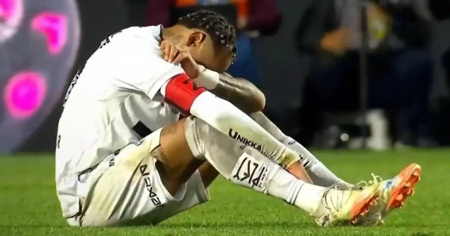 Neymar ngồi khóc sau trận Santos thua Vasco 0-6 ở giải vô địch Brazil hôm 18/8 theo giờ Hà Nội. neymar.jpg