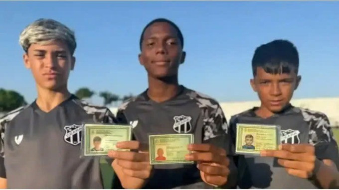 Bộ ba cầu thủ nhí mang tên Messi, Neymar và Iniesta ở đội trẻ Ceara của Brazil. messi-469.jpg