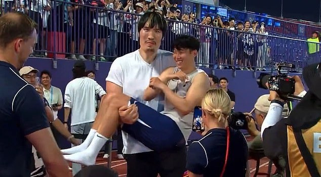 Khoảnh khắc Son Heung-min cười ngượng khi bị võ sĩ MMA người Hàn Quốc Choi Hong-man bế như đứa trẻ. son-1.jpg