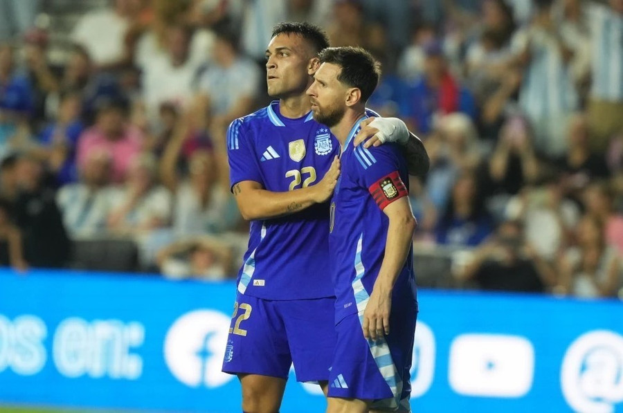 Lionel Messi cùng Lautaro Martinez (trái) trong trận Argentina thắng Puerto Rico 6-0 tại Mỹ hôm 15/10. messi.jpg