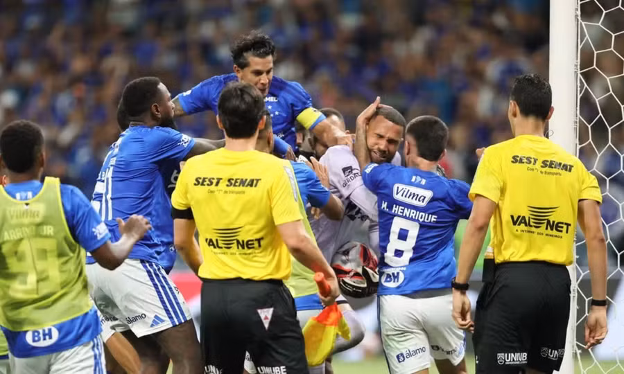 Cầu thủ hỗn chiến kinh hoàng, trọng tài rút thẻ đỏ không kịp